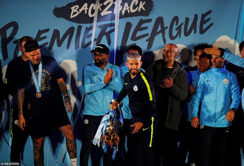 Man City đưa cúp vô địch về ăn mừng tại Etihad trong đêm - 10 Man City đưa cúp vô địch về ăn mừng tại Etihad trong đêm - 10