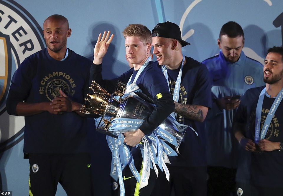 Man City đưa cúp vô địch về ăn mừng tại Etihad trong đêm - 8 Man City đưa cúp vô địch về ăn mừng tại Etihad trong đêm - 8