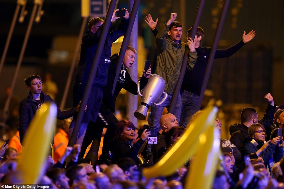 Man City đưa cúp vô địch về ăn mừng tại Etihad trong đêm - 11 Man City đưa cúp vô địch về ăn mừng tại Etihad trong đêm - 11