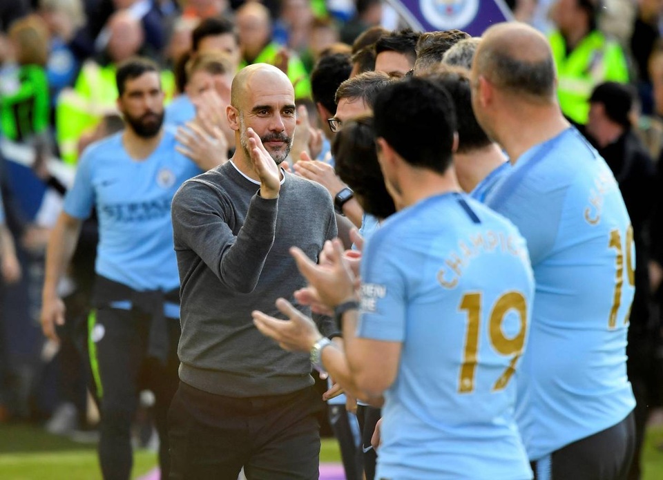 Man City hạnh phúc nhận cúp bạc vô địch Premier League - 7 Man City hạnh phúc nhận cúp bạc vô địch Premier League - 7