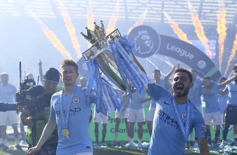Man City hạnh phúc nhận cúp bạc vô địch Premier League - 10 Man City hạnh phúc nhận cúp bạc vô địch Premier League - 10