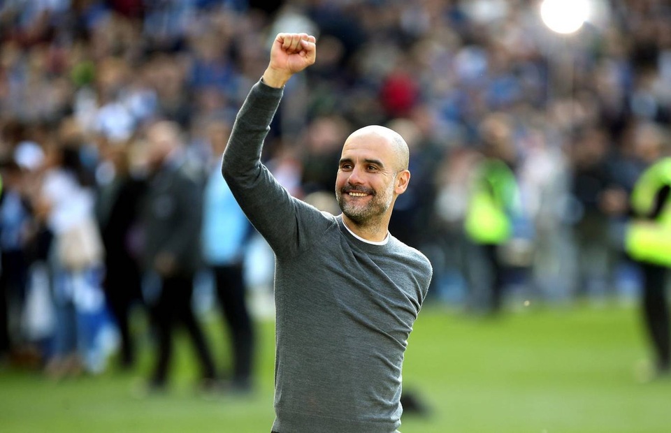Man City hạnh phúc nhận cúp bạc vô địch Premier League - 5 Man City hạnh phúc nhận cúp bạc vô địch Premier League - 5