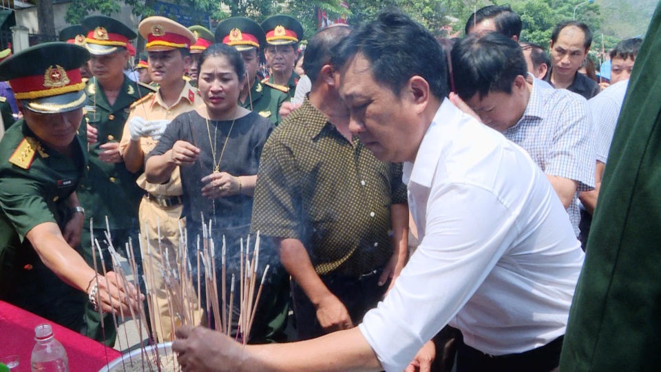 Lễ đón 98 hài cốt liệt sĩ quân tình nguyện và chuyên gia Việt Nam hy sinh tại Lào - 3 Lễ đón 98 hài cốt liệt sĩ quân tình nguyện và chuyên gia Việt Nam hy sinh tại Lào - 3