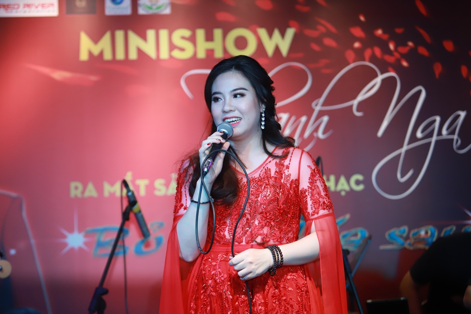Nhiều nghệ sĩ đến ủng hộ minishow của ca sĩ Thanh Nga - 1 Nhiều nghệ sĩ đến ủng hộ minishow của ca sĩ Thanh Nga - 1