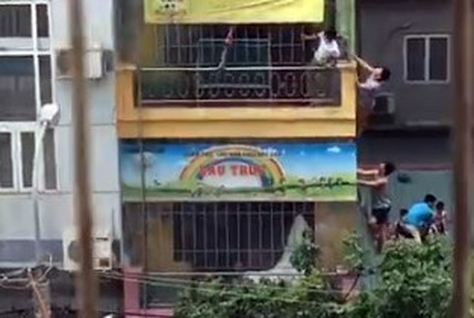 Hà Nội: Bắc thang giải cứu nhiều cháu nhỏ khỏi đám cháy trường mầm non - 1