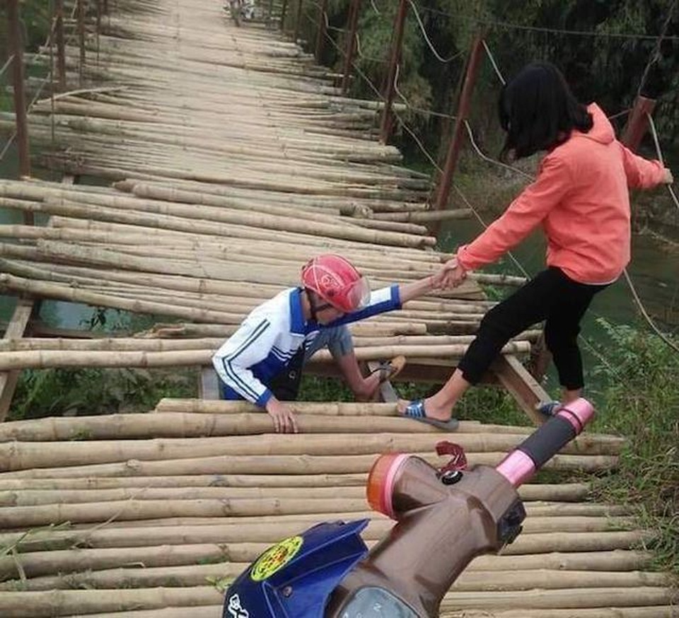 Người dân mổ bò ăn mừng 2 cây cầu treo “tử thần” được “thuần hoá” tại Hoà Bình - 2 Người dân mổ bò ăn mừng 2 cây cầu treo “tử thần” được “thuần hoá” tại Hoà Bình - 2
