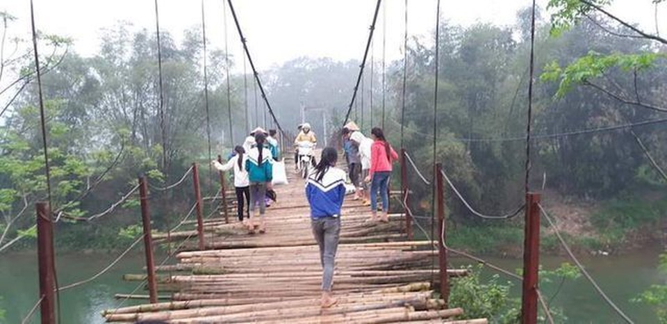 Người dân mổ bò ăn mừng 2 cây cầu treo “tử thần” được “thuần hoá” tại Hoà Bình - 1 Người dân mổ bò ăn mừng 2 cây cầu treo “tử thần” được “thuần hoá” tại Hoà Bình - 1