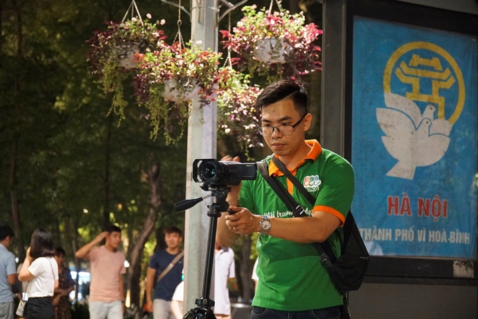 Theo chân nhân viên môi trường ghi hình người xả rác ở hồ Gươm - 2 Theo chân nhân viên môi trường ghi hình người xả rác ở hồ Gươm - 2