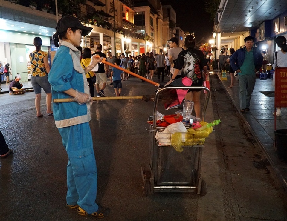 Theo chân nhân viên môi trường ghi hình người xả rác ở hồ Gươm - 8 Theo chân nhân viên môi trường ghi hình người xả rác ở hồ Gươm - 8