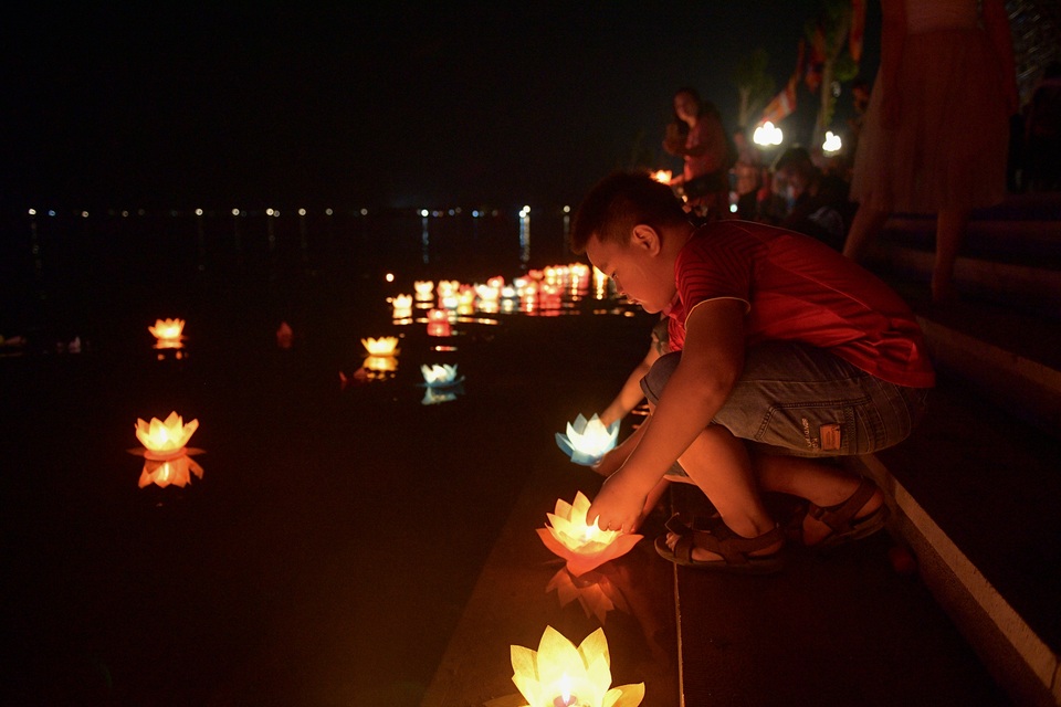 Lễ hội hoa đăng cầu nguyện hòa bình thế giới tại chùa Tam Chúc - 21 Lễ hội hoa đăng cầu nguyện hòa bình thế giới tại chùa Tam Chúc - 21