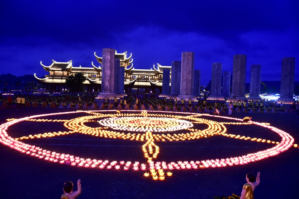 Lễ hội hoa đăng cầu nguyện hòa bình thế giới tại chùa Tam Chúc - 14 Lễ hội hoa đăng cầu nguyện hòa bình thế giới tại chùa Tam Chúc - 14