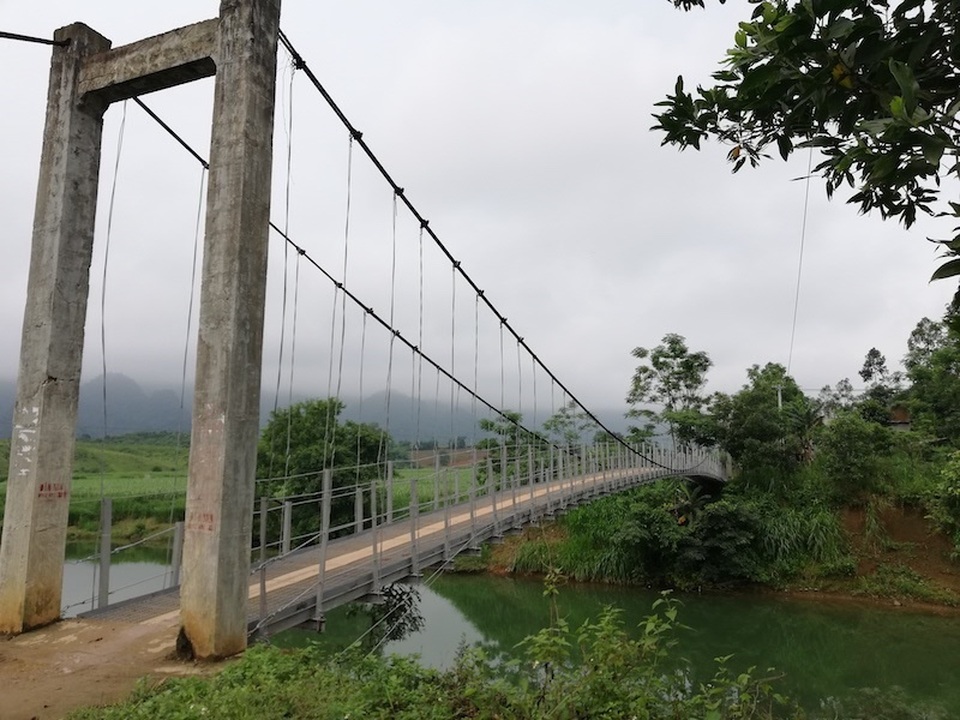 Người dân mổ bò ăn mừng 2 cây cầu treo “tử thần” được “thuần hoá” tại Hoà Bình - 3 Người dân mổ bò ăn mừng 2 cây cầu treo “tử thần” được “thuần hoá” tại Hoà Bình - 3