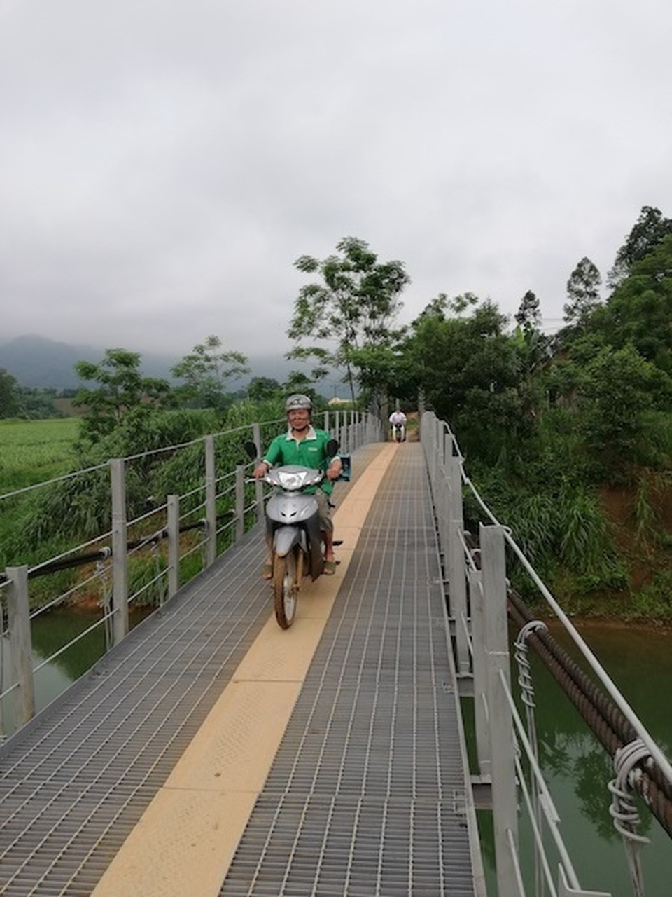 Người dân mổ bò ăn mừng 2 cây cầu treo “tử thần” được “thuần hoá” tại Hoà Bình - 4 Người dân mổ bò ăn mừng 2 cây cầu treo “tử thần” được “thuần hoá” tại Hoà Bình - 4