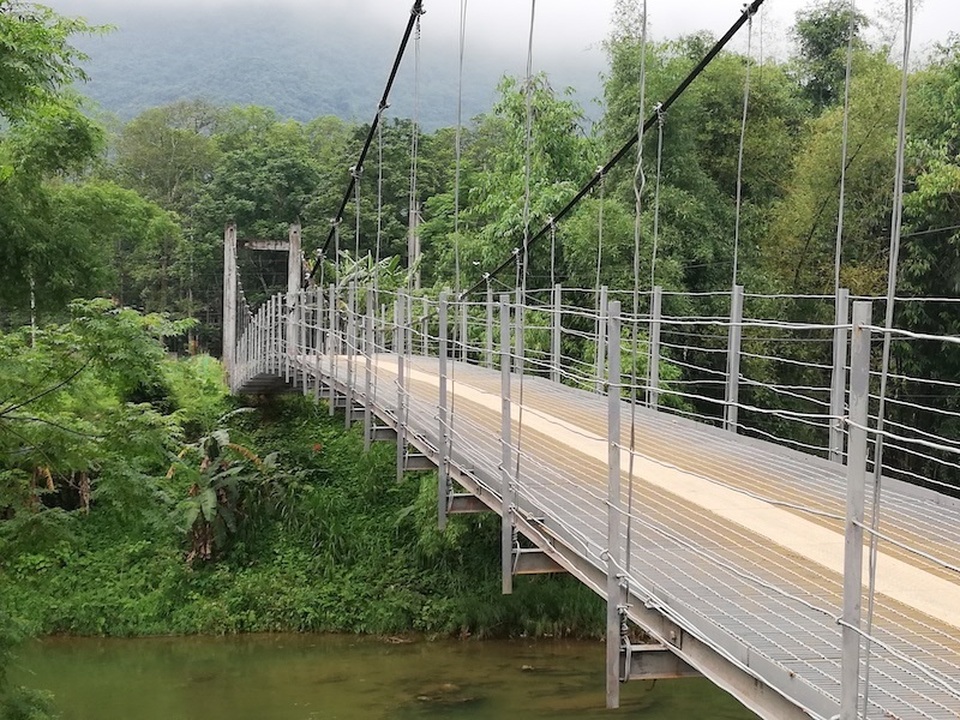 Người dân mổ bò ăn mừng 2 cây cầu treo “tử thần” được “thuần hoá” tại Hoà Bình - 5 Người dân mổ bò ăn mừng 2 cây cầu treo “tử thần” được “thuần hoá” tại Hoà Bình - 5