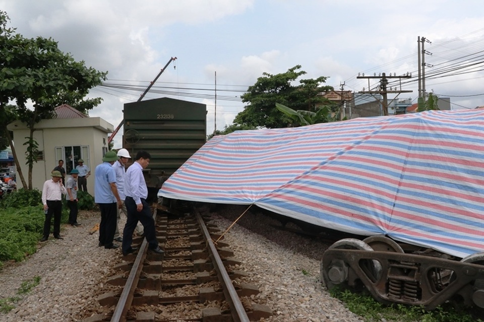 Toa tàu trật bánh lật nghiêng, đường sắt Bắc Nam tê liệt - 2 Toa tàu trật bánh lật nghiêng, đường sắt Bắc Nam tê liệt - 2
