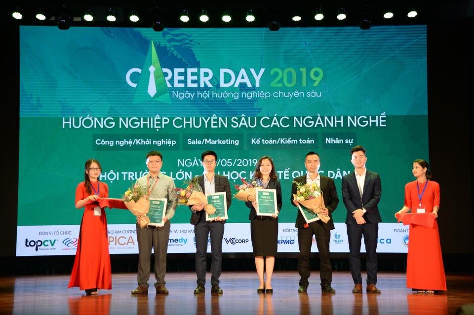 Sôi nổi ngày hội hướng nghiệp chuyên sâu 2019 cùng TOPCV - 2 Sôi nổi ngày hội hướng nghiệp chuyên sâu 2019 cùng TOPCV - 2