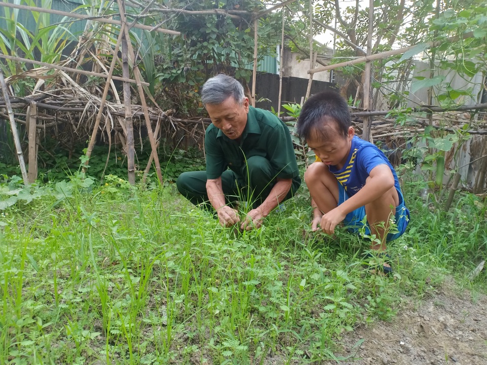 Người cựu binh tuyến lửa không sợ bom đạn hằng đêm nằm ôm con khóc - 2 Người cựu binh tuyến lửa không sợ bom đạn hằng đêm nằm ôm con khóc - 2