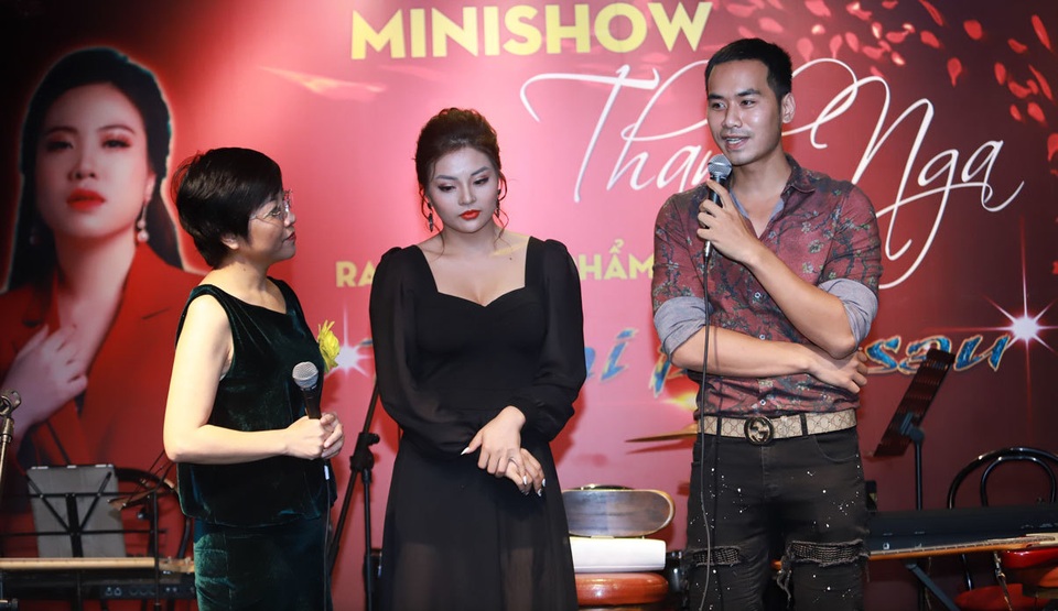 Nhiều nghệ sĩ đến ủng hộ minishow của ca sĩ Thanh Nga - 4 Nhiều nghệ sĩ đến ủng hộ minishow của ca sĩ Thanh Nga - 4