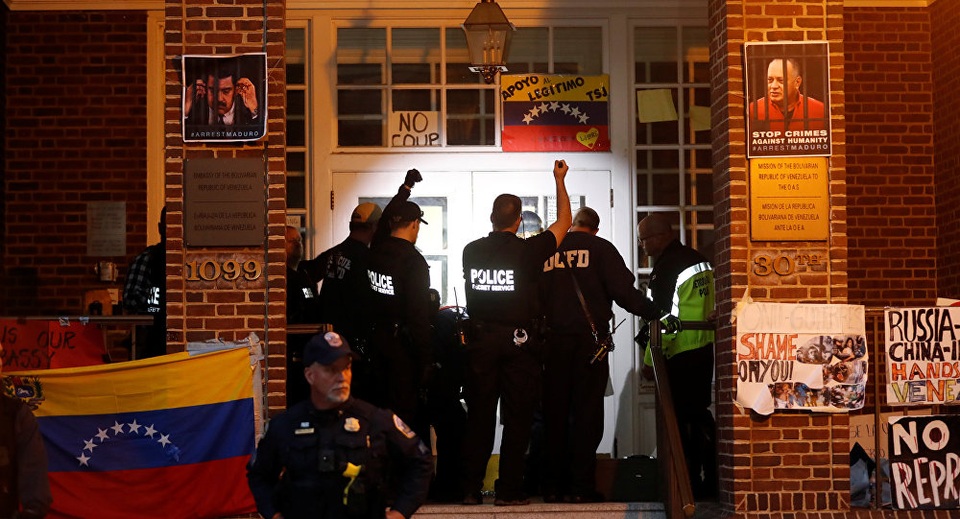 Mỹ đột kích Đại sứ quán Venezuela tại Washington - 1 Mỹ đột kích Đại sứ quán Venezuela tại Washington - 1