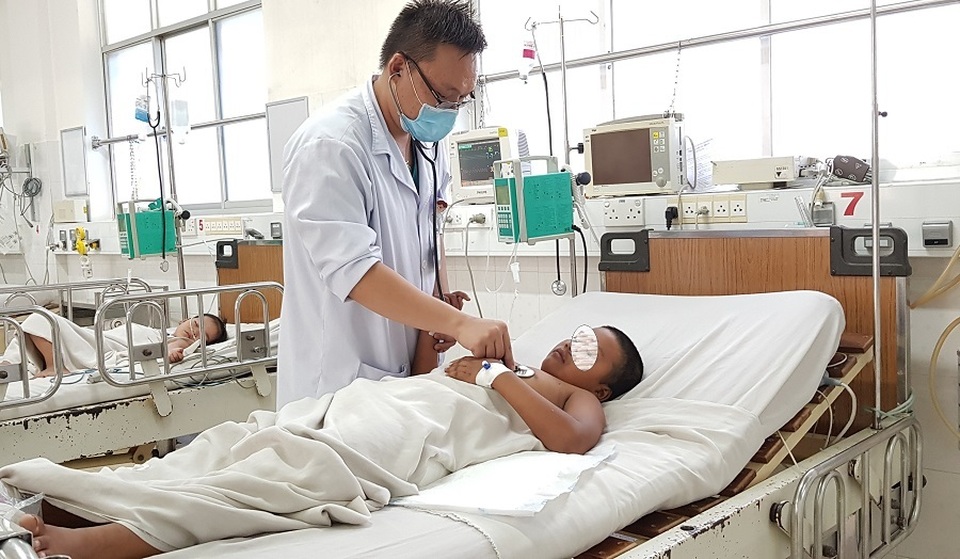 Cứu sống bệnh nhi hộc máu, suy đa tạng sốc sốt xuất huyết - 2 Cứu sống bệnh nhi hộc máu, suy đa tạng sốc sốt xuất huyết - 2