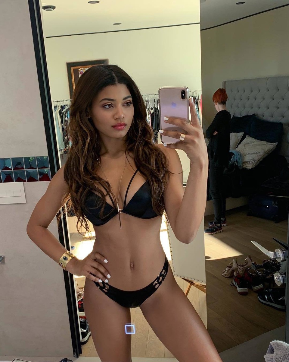 Danielle Herrington gợi cảm với váy xuyên thấu - 6