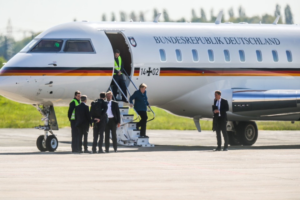 Chuyên cơ của Thủ tướng Đức Merkel va chạm với xe ô tô tại sân bay - 2 Chuyên cơ của Thủ tướng Đức Merkel va chạm với xe ô tô tại sân bay - 2