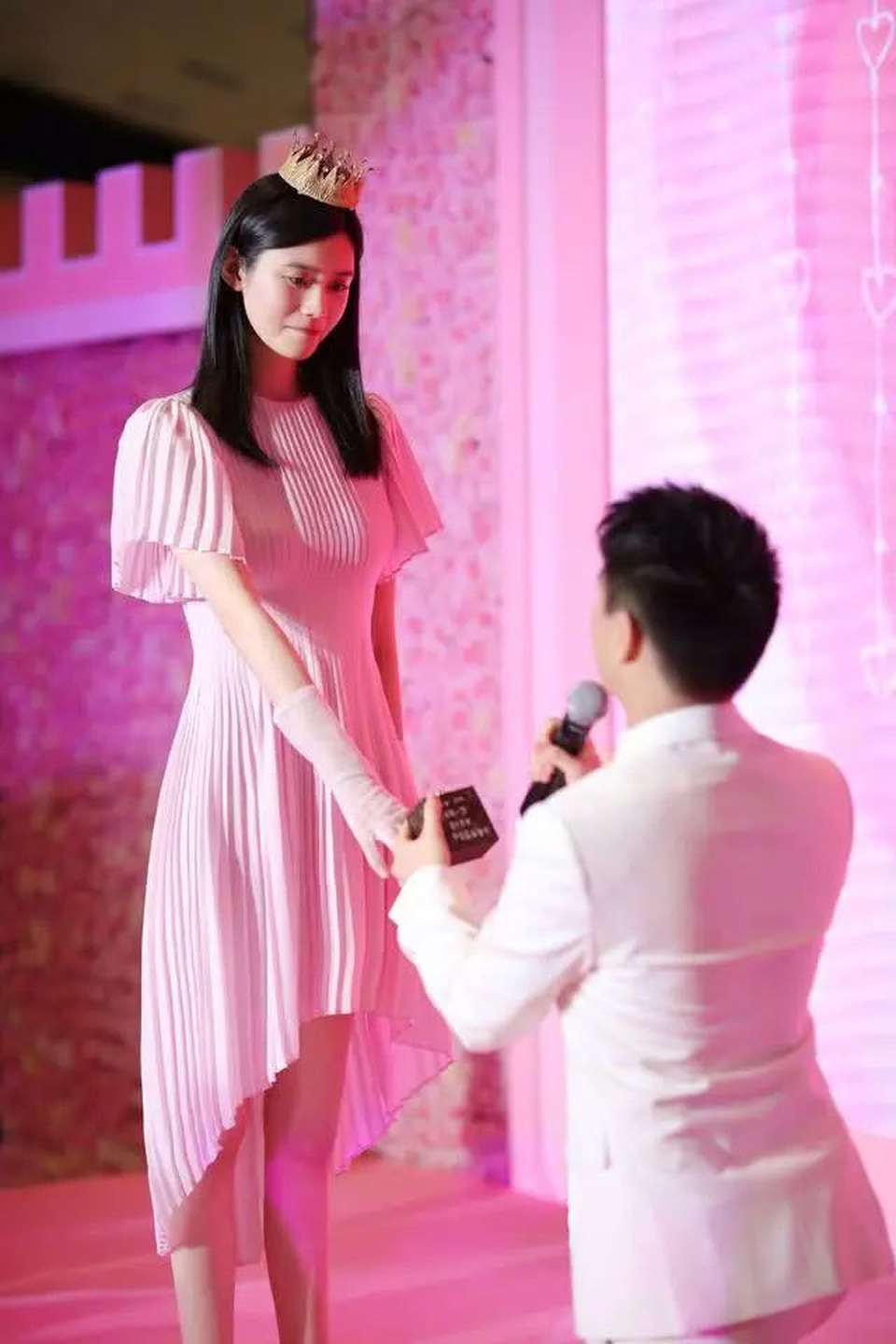 Cộng đồng mạng xứ Trung xôn xao vì màn cầu hôn như phim của người mẫu nội y Hề Mộng Dao - 3 Cộng đồng mạng xứ Trung xôn xao vì màn cầu hôn như phim của người mẫu nội y Hề Mộng Dao - 3