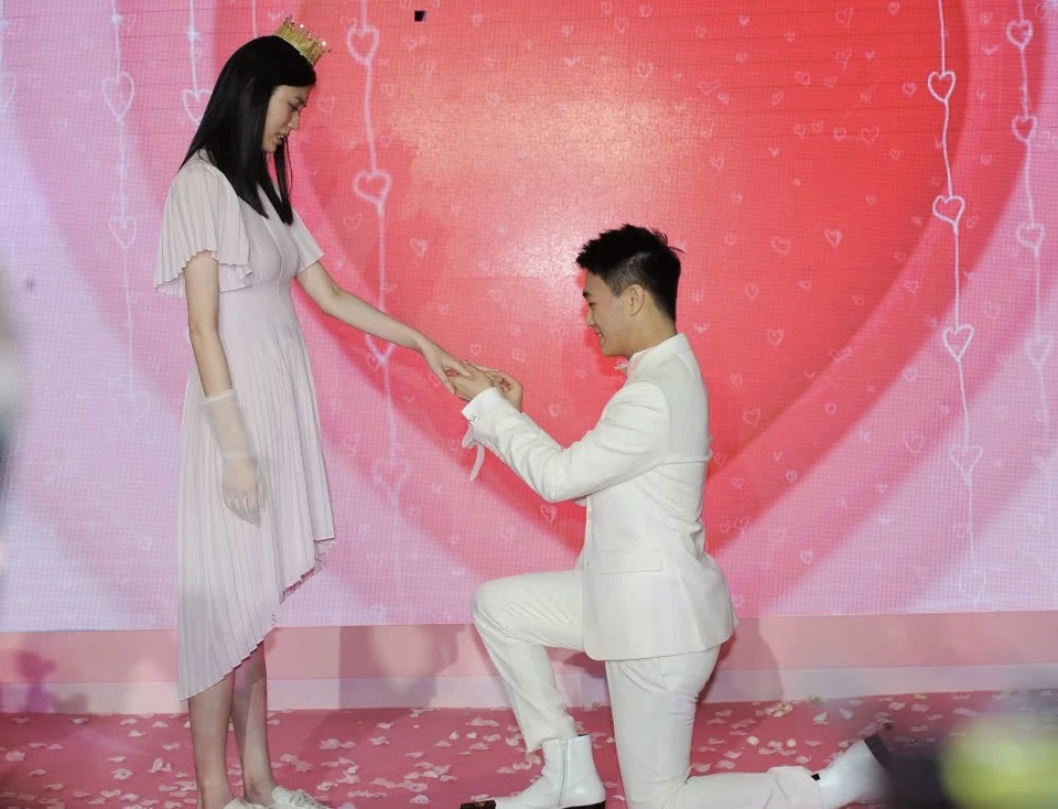 Cộng đồng mạng xứ Trung xôn xao vì màn cầu hôn như phim của người mẫu nội y Hề Mộng Dao - 4 Cộng đồng mạng xứ Trung xôn xao vì màn cầu hôn như phim của người mẫu nội y Hề Mộng Dao - 4