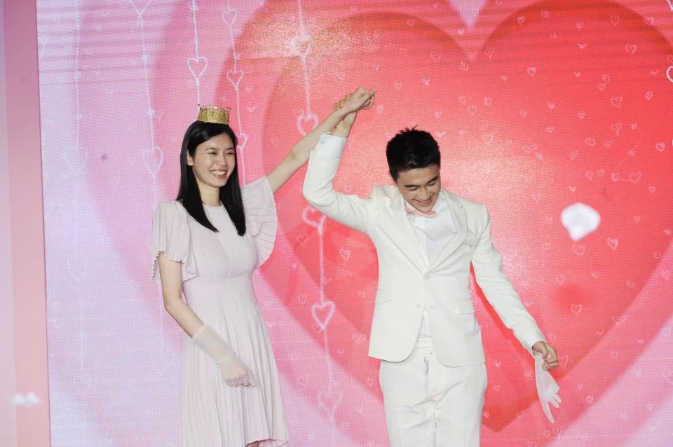 Cộng đồng mạng xứ Trung xôn xao vì màn cầu hôn như phim của người mẫu nội y Hề Mộng Dao - 5 Cộng đồng mạng xứ Trung xôn xao vì màn cầu hôn như phim của người mẫu nội y Hề Mộng Dao - 5