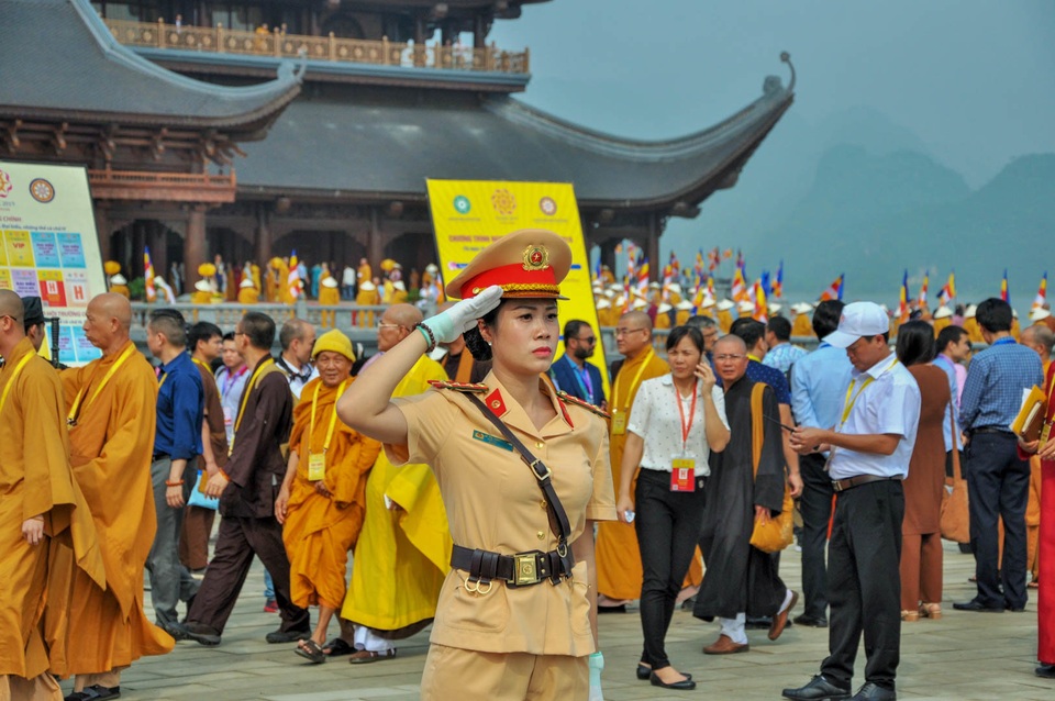Những “bóng hồng” CSGT tại Đại lễ Vesak 2019 - 6 Những “bóng hồng” CSGT tại Đại lễ Vesak 2019 - 6