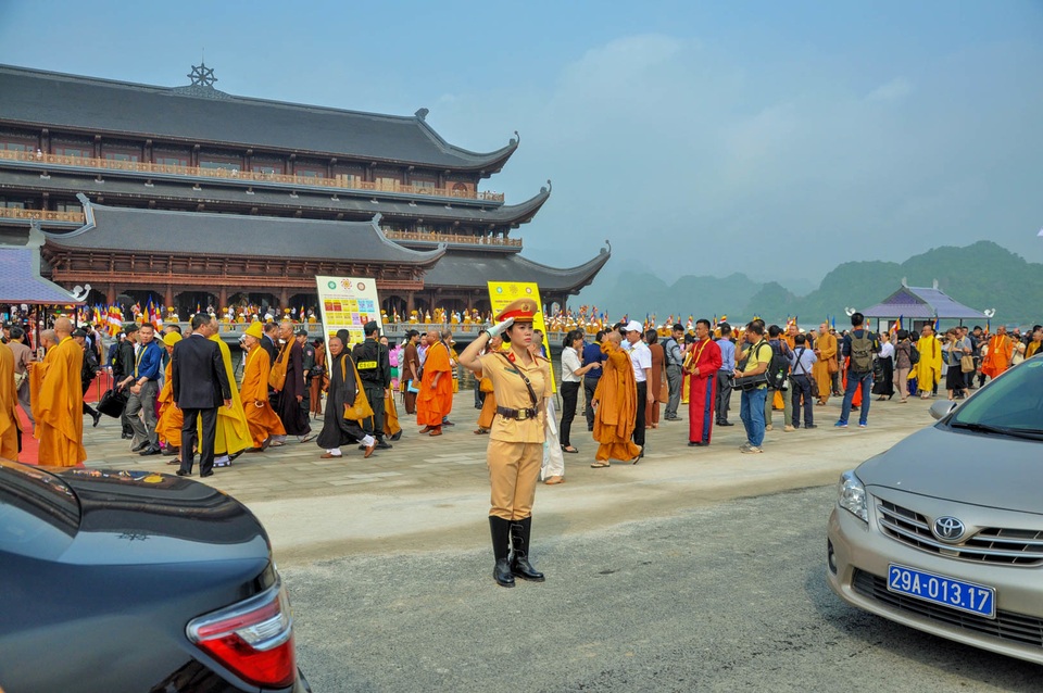 Những “bóng hồng” CSGT tại Đại lễ Vesak 2019 - 3 Những “bóng hồng” CSGT tại Đại lễ Vesak 2019 - 3