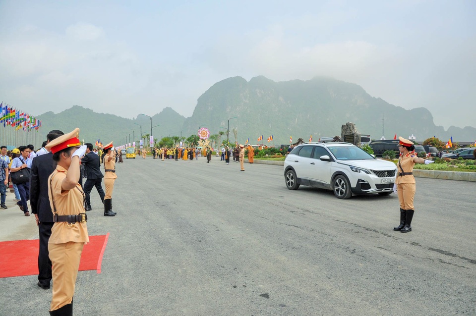 Những “bóng hồng” CSGT tại Đại lễ Vesak 2019 - 7 Những “bóng hồng” CSGT tại Đại lễ Vesak 2019 - 7