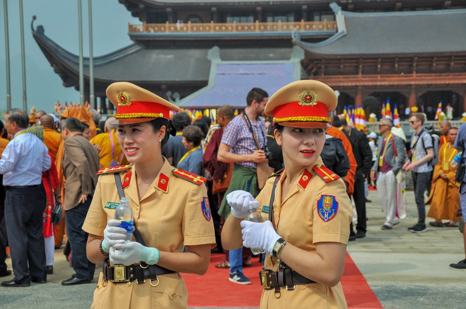 Những “bóng hồng” CSGT tại Đại lễ Vesak 2019 - 12 Những “bóng hồng” CSGT tại Đại lễ Vesak 2019 - 12