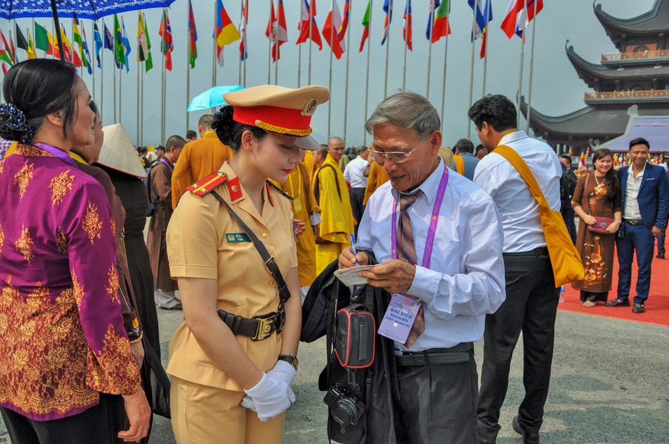 Những “bóng hồng” CSGT tại Đại lễ Vesak 2019 - 11 Những “bóng hồng” CSGT tại Đại lễ Vesak 2019 - 11