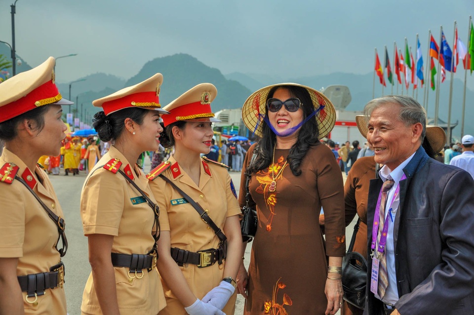 Những “bóng hồng” CSGT tại Đại lễ Vesak 2019 - 10 Những “bóng hồng” CSGT tại Đại lễ Vesak 2019 - 10