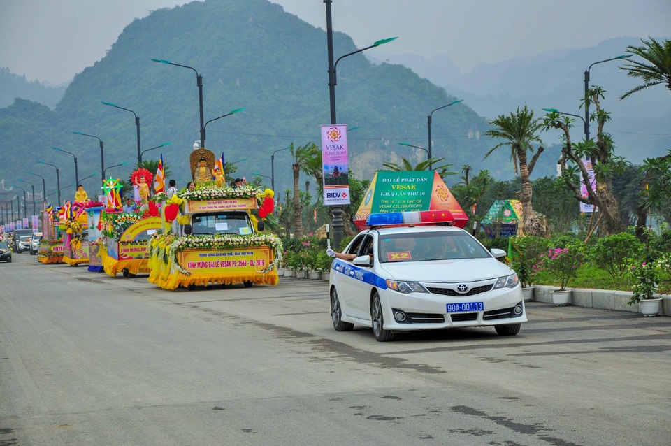 Những “bóng hồng” CSGT tại Đại lễ Vesak 2019 - 14 Những “bóng hồng” CSGT tại Đại lễ Vesak 2019 - 14