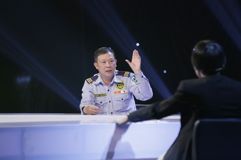 Người bảo vệ nhặt được 6,3kg vàng bỏ quên khiến tiến sĩ Lê Thẩm Dương thán phục - 2 Người bảo vệ nhặt được 6,3kg vàng bỏ quên khiến tiến sĩ Lê Thẩm Dương thán phục - 2