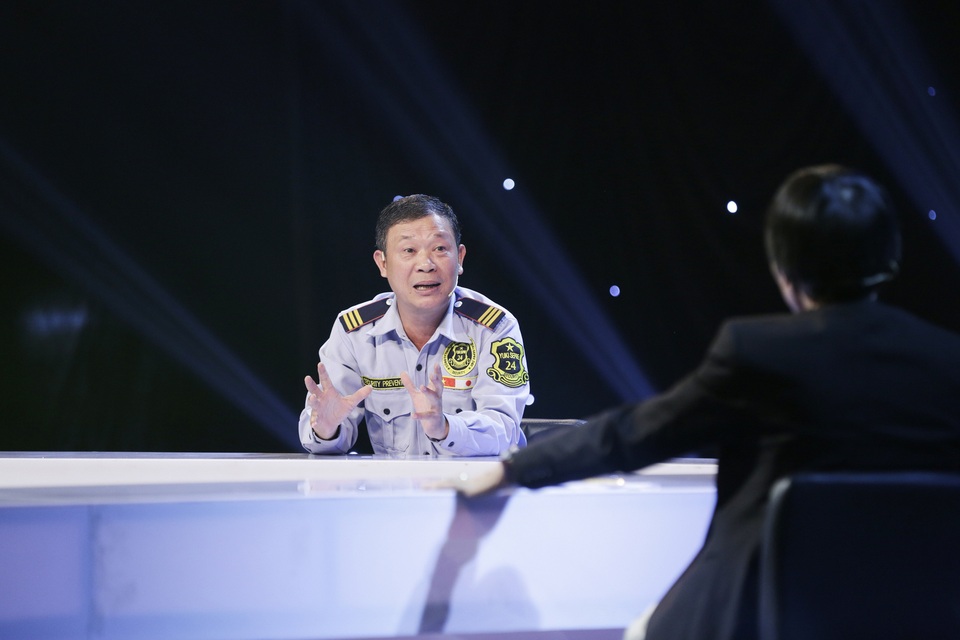 Người bảo vệ nhặt được 6,3kg vàng bỏ quên khiến tiến sĩ Lê Thẩm Dương thán phục - 1 Người bảo vệ nhặt được 6,3kg vàng bỏ quên khiến tiến sĩ Lê Thẩm Dương thán phục - 1