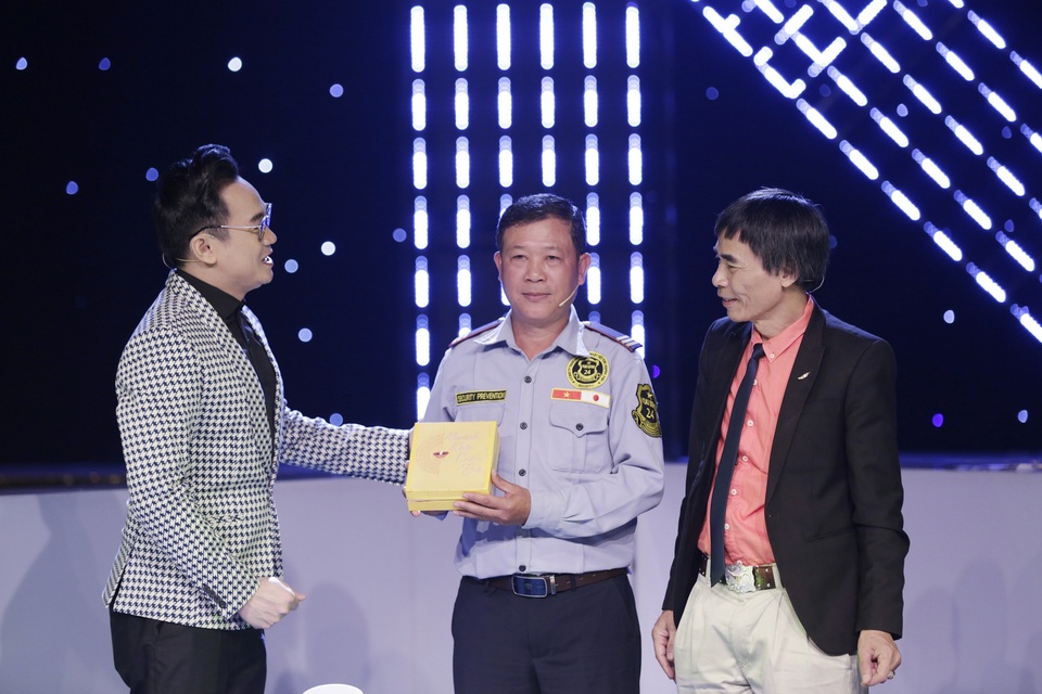 Người bảo vệ nhặt được 6,3kg vàng bỏ quên khiến tiến sĩ Lê Thẩm Dương thán phục - 4 Người bảo vệ nhặt được 6,3kg vàng bỏ quên khiến tiến sĩ Lê Thẩm Dương thán phục - 4