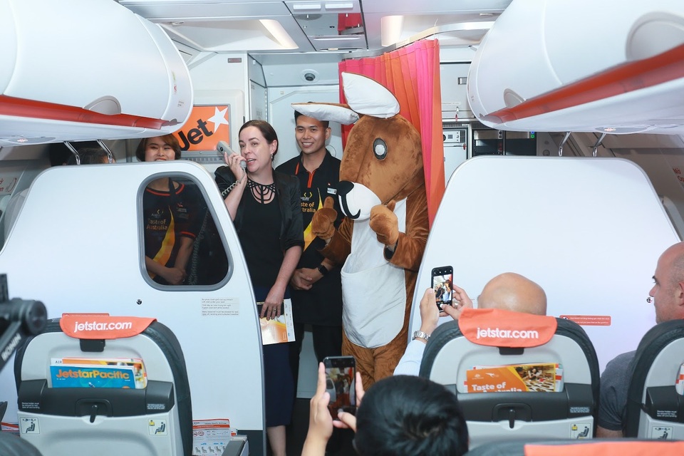Đại sứ và Tổng lãnh sự Úc mang “đặc sản” nước mình đến hành khách Jetstar - 1