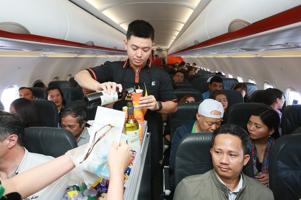 Đại sứ và Tổng lãnh sự Úc mang “đặc sản” nước mình đến hành khách Jetstar - 2