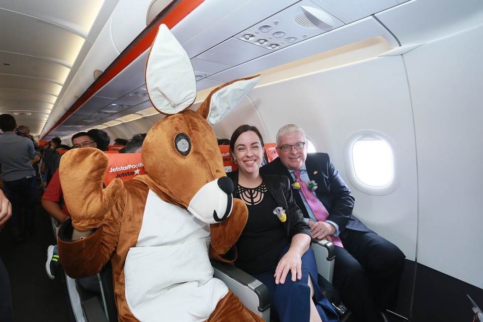 Đại sứ và Tổng lãnh sự Úc mang “đặc sản” nước mình đến hành khách Jetstar - 10