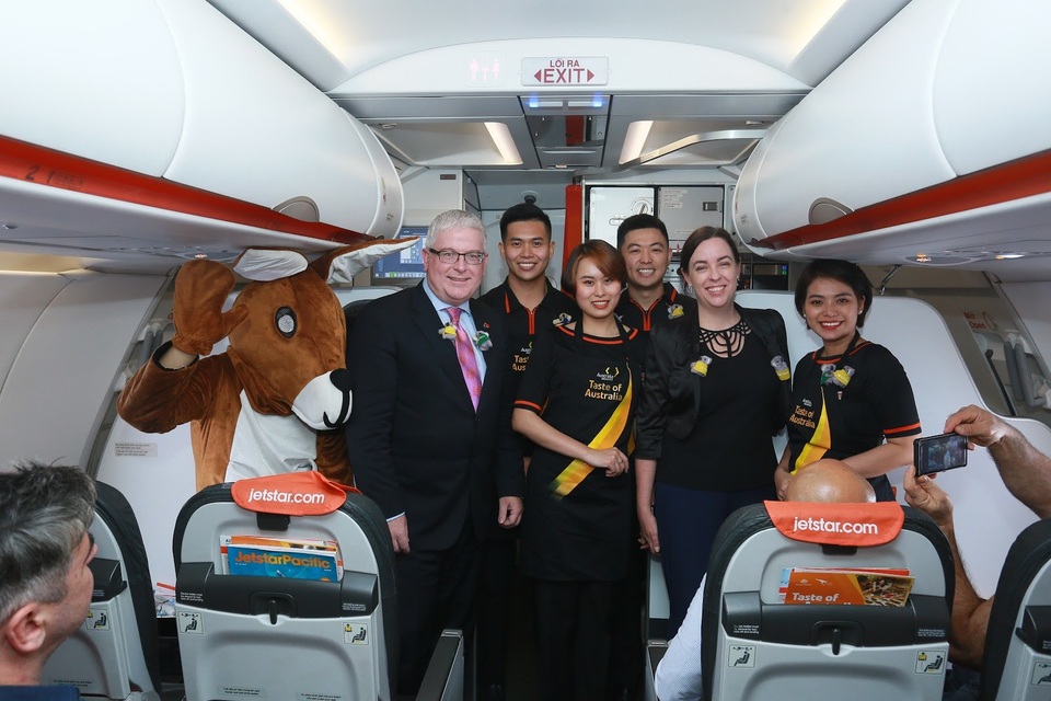 Đại sứ và Tổng lãnh sự Úc mang “đặc sản” nước mình đến hành khách Jetstar - 11