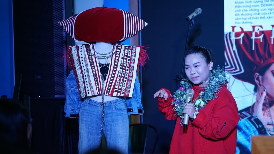Nữ sinh lớp 11 nhận học bổng 200 triệu đồng nhờ thiết kế thời trang từ hình tượng Bà Mụ - 1 Nữ sinh lớp 11 nhận học bổng 200 triệu đồng nhờ thiết kế thời trang từ hình tượng Bà Mụ - 1