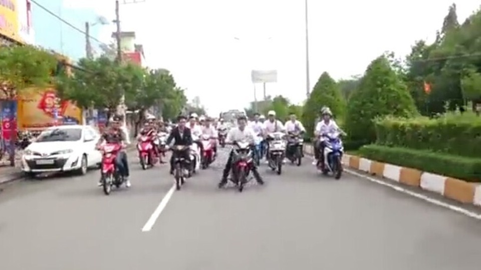 Xác minh nhóm thanh niên đầu trần bốc đầu xe máy trên đường - 2  Xác minh nhóm thanh niên đầu trần bốc đầu xe máy trên đường - 2