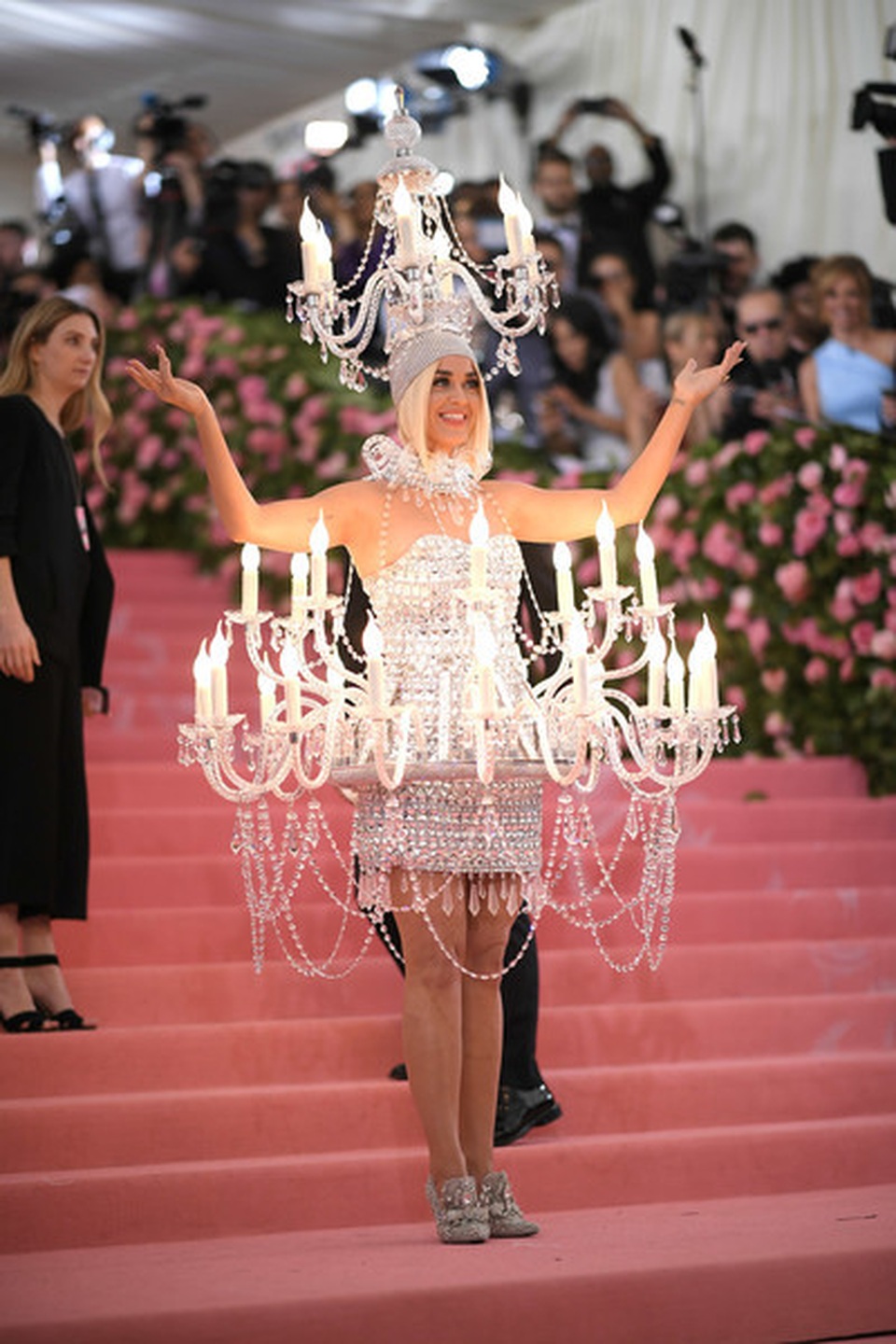 Katy Perry diện áo hoa lấp ló ngực đầy - 9 Katy Perry diện áo hoa lấp ló ngực đầy - 9