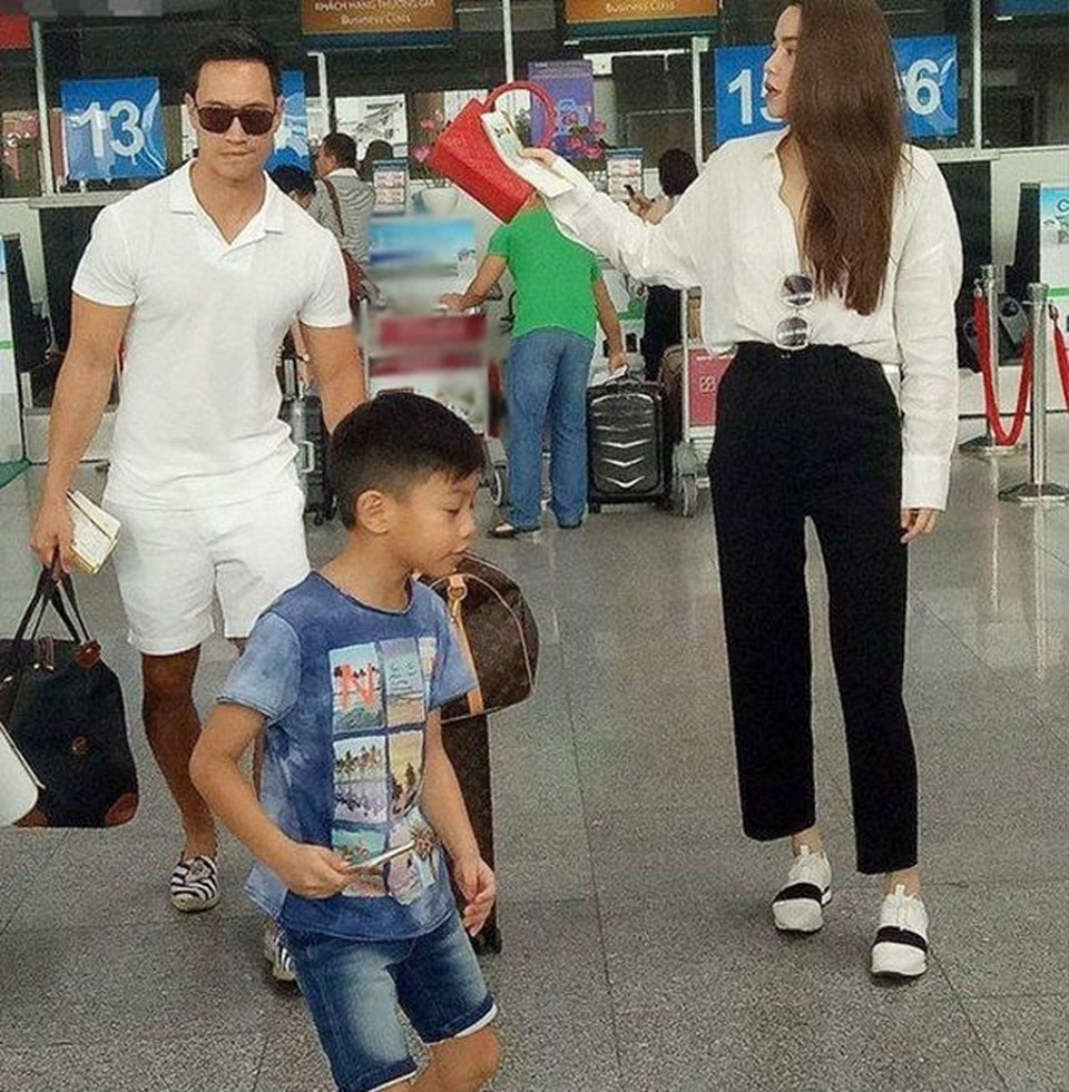Hà Hồ phản ứng khi Kim Lý bị anti fan chê rảnh quá suốt ngày bám chân bạn gái - 5 Hà Hồ phản ứng khi Kim Lý bị anti fan chê rảnh quá suốt ngày bám chân bạn gái - 5
