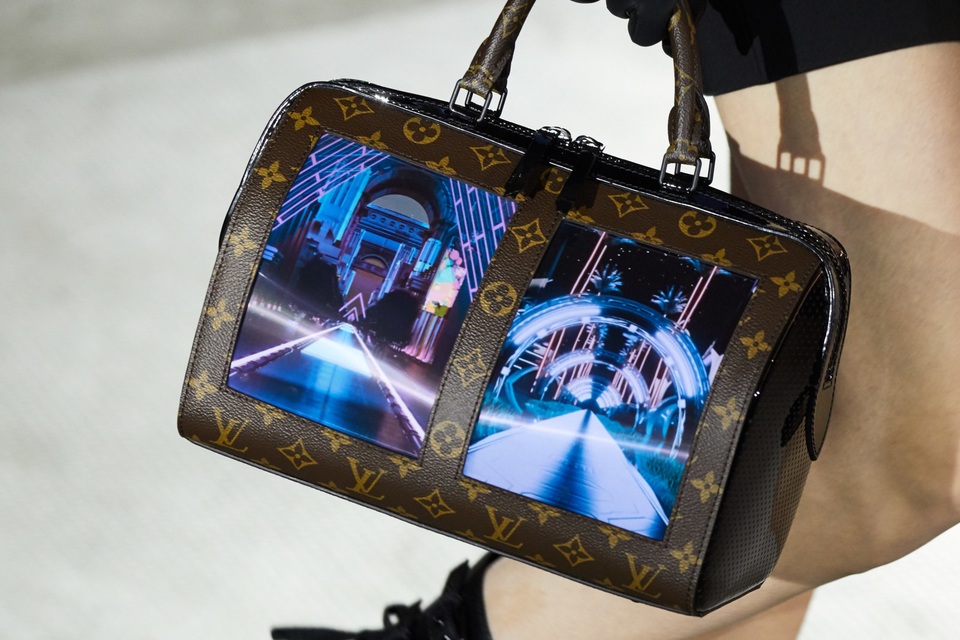 Louis Vuitton ra mắt bộ sưu tập túi xách... tích hợp màn hình cảm ứng cong - 1 Louis Vuitton ra mắt bộ sưu tập túi xách... tích hợp màn hình cảm ứng cong - 1