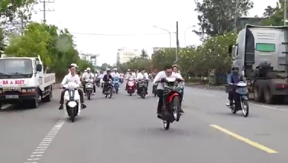 Xác minh nhóm thanh niên đầu trần bốc đầu xe máy trên đường - 3  Xác minh nhóm thanh niên đầu trần bốc đầu xe máy trên đường - 3