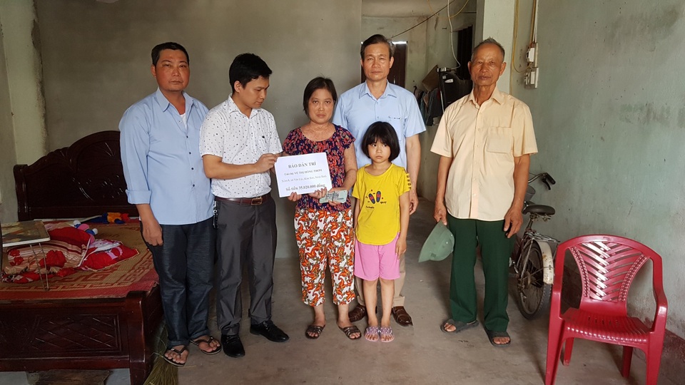 Bạn đọc Dân trí giúp đỡ chị Thơm mắc “bệnh hiểm” 35 triệu đồng - 2 Bạn đọc Dân trí giúp đỡ chị Thơm mắc “bệnh hiểm” 35 triệu đồng - 2
